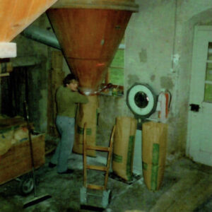 März 1993: Bruno Grunder beim Sacken des Mehls.